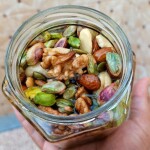 المكسرات بعسل الأوكالبتوس حر.